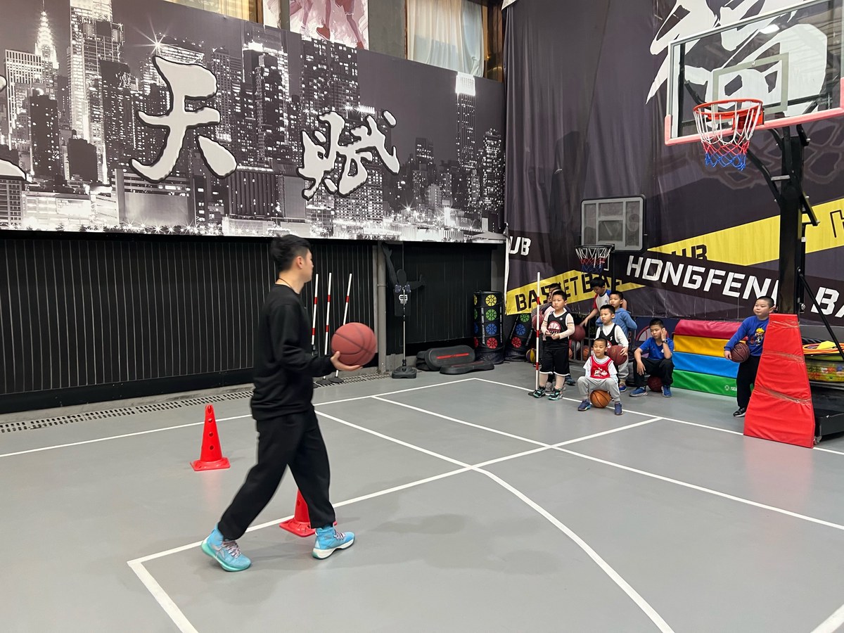 哪里可以找到适合青少年的篮球辅导课程